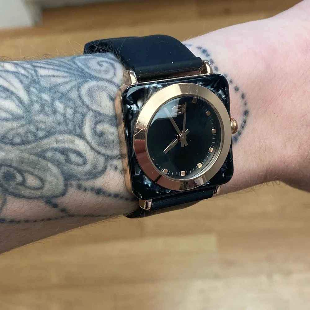 New 🌟 Black & Gold Marbled Sketchers Women’s Watch - Picture 4 of 6